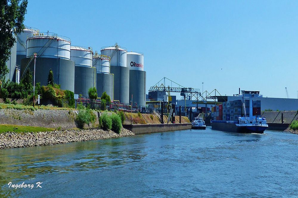 Duisburg - Binnenhafen - Containerschiff bei der Ausfahrt