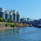 Duisburg - Binnenhafen - Containerschiff bei der Ausfahrt