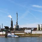 Duisburg Binnenhafen - Industriebetrieb mit Anlegestelle
