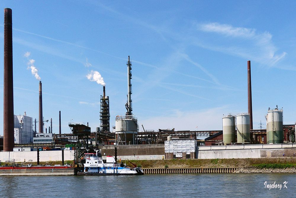 Duisburg Binnenhafen - Industriebetrieb mit Anlegestelle