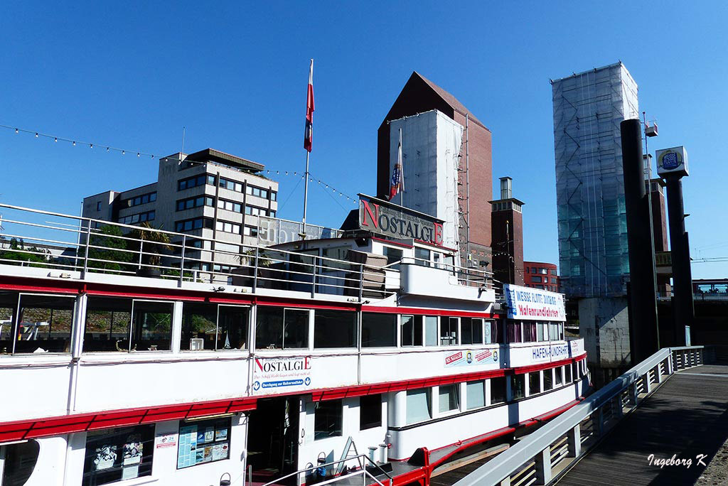 Duisburg - Binnenhafen -Schiff-Abfahrt-Schwanentor