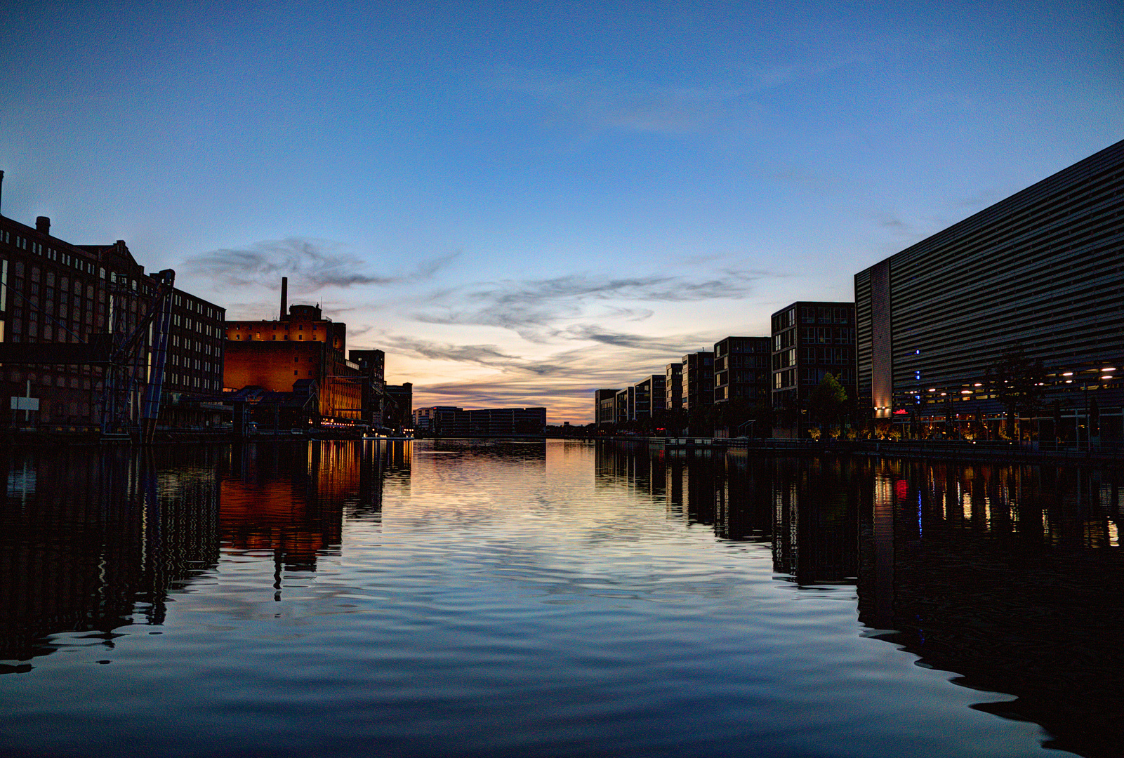 Duisburg Binnenhafen während der blauen Stunde