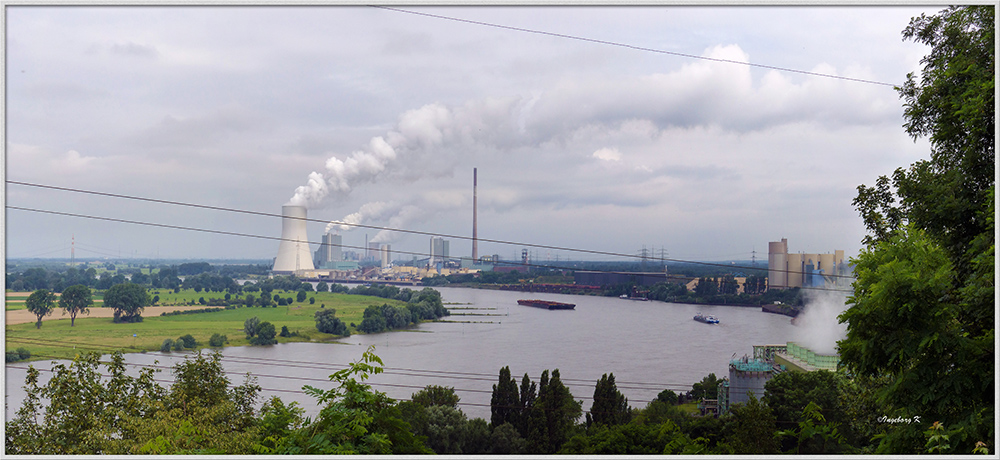 Duisburg - Blick vom Alsumer Berg auf Rhein, Thyssen und Kraftwerke