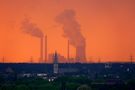 Duisburg - Blick vom Landschaftspark - Gewitterfront und Sonnenuntergang - 18.06.07, 21.07 Uhr von TK-Fotodesign