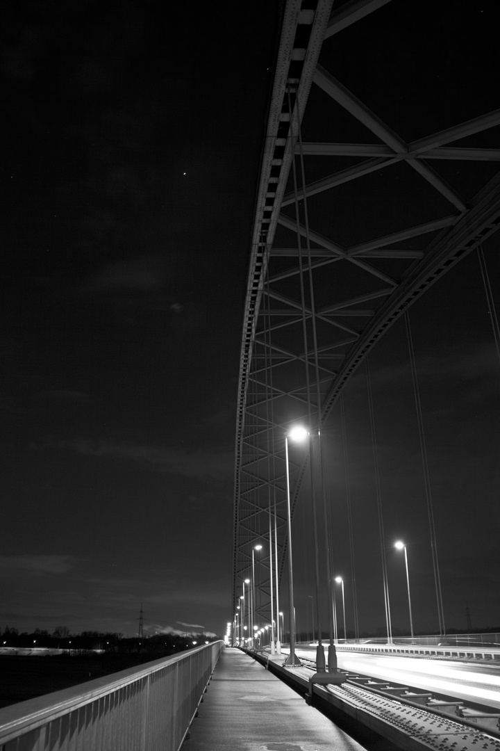 Duisburg Brücke bei Nacht S/W