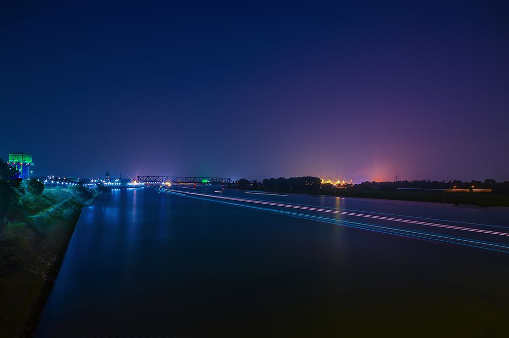 Duisburg - der Rhein bei Nacht