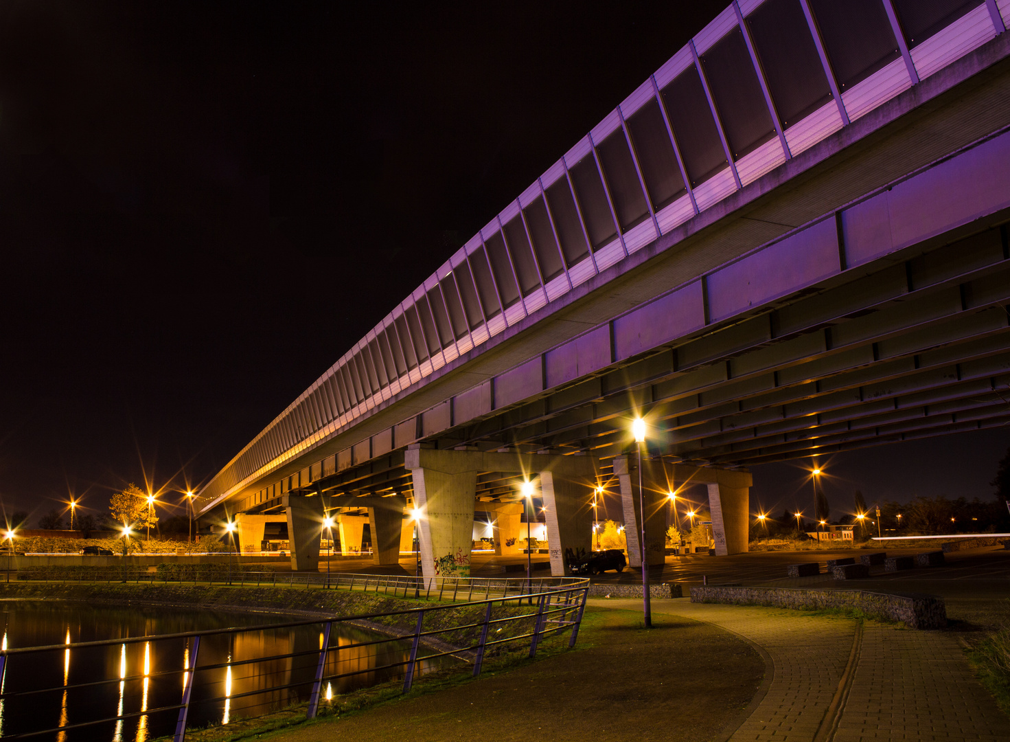 Duisburg - eine der längsten Straßenbrücken Deutschlands