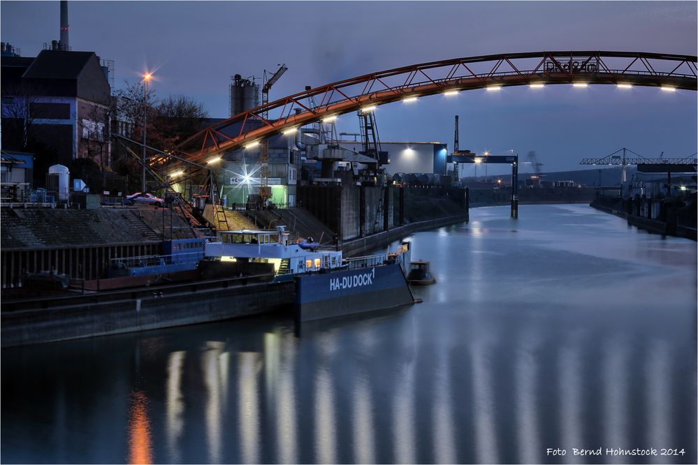 Duisburg Einfahrt Außenhafen .....