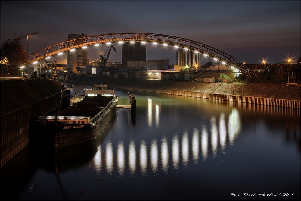 Duisburg ...... Einfahrt Außenhafen kurz vor der Rheineinfahrt ....