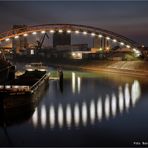 Duisburg ...... Einfahrt Außenhafen kurz vor der Rheineinfahrt ....