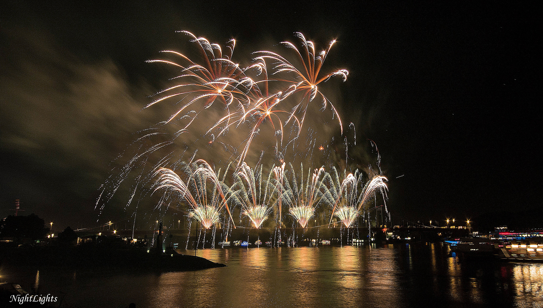 Duisburg, Feuerwerk Ruhrort in Flammen