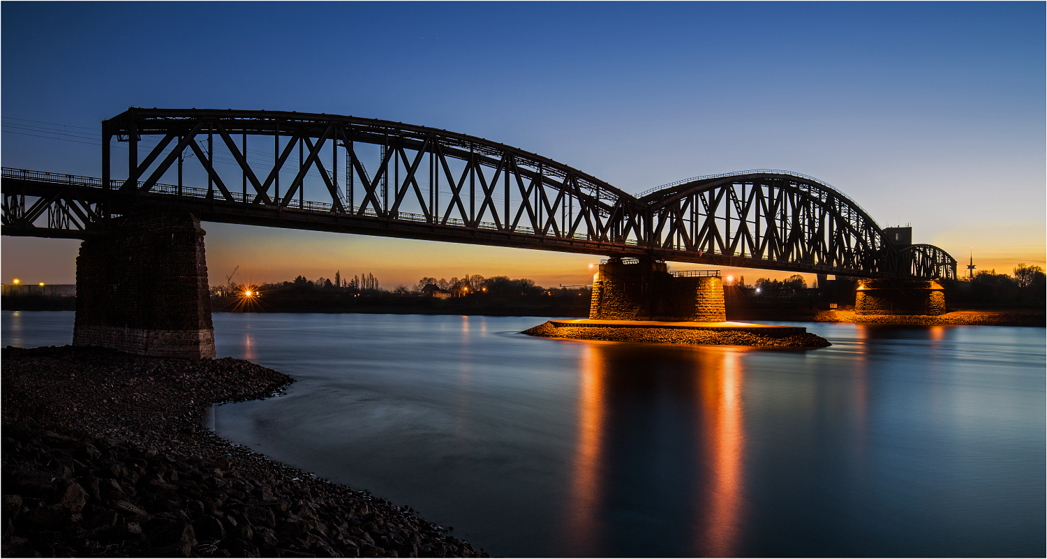 Duisburg Haus Knipp Rheinbrücke Baerl 2016-01