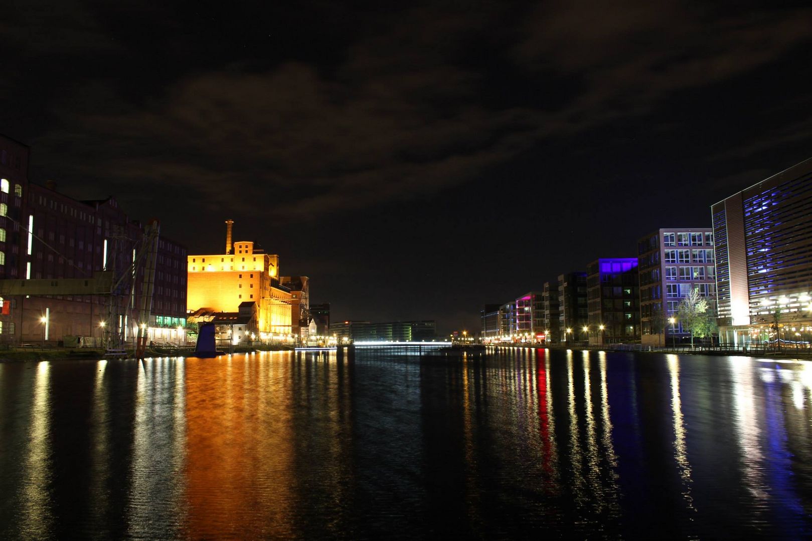 Duisburg Innenhafen bei Nacht