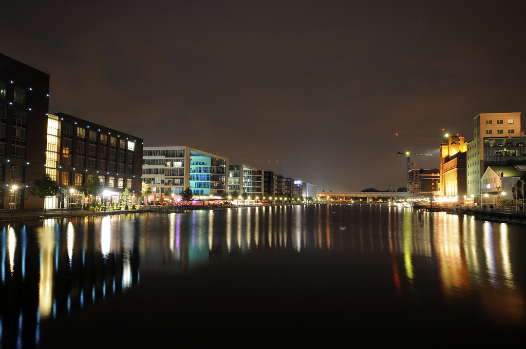 Duisburg Innenhafen bei Nacht