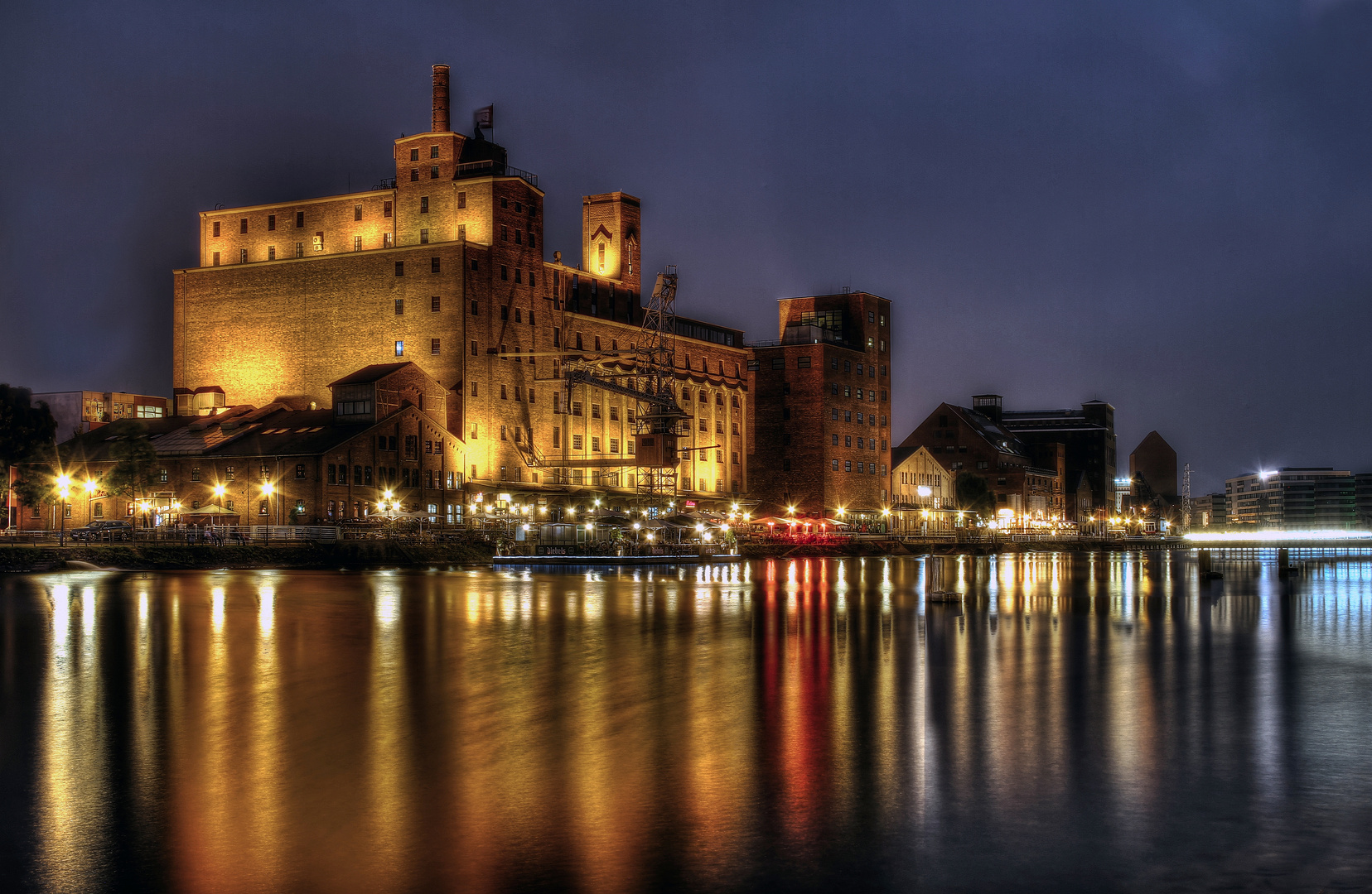 Duisburg Innenhafen bei Nacht