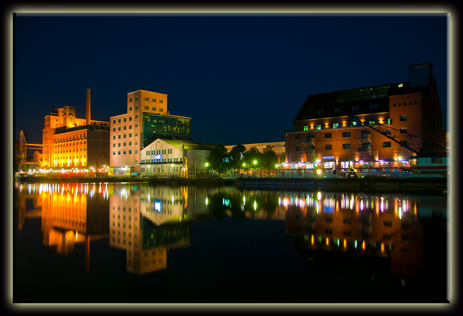 Duisburg-Innenhafen bei Nacht