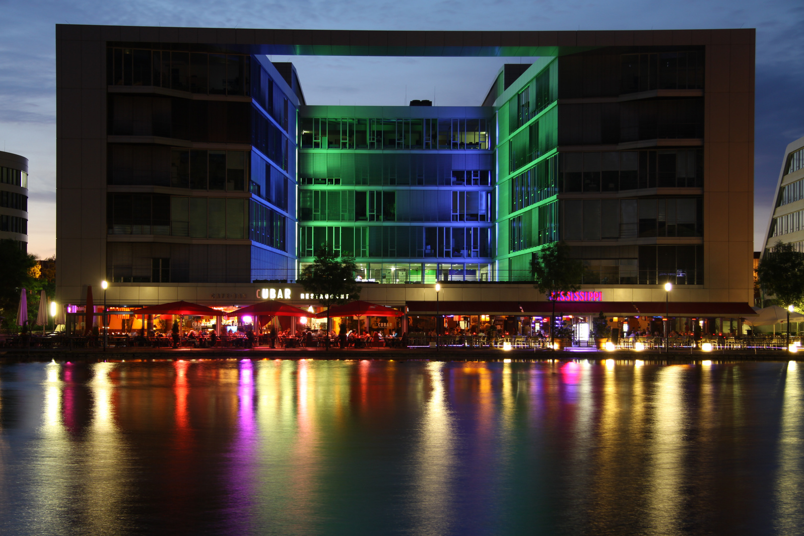 Duisburg Innenhafen bei Nacht