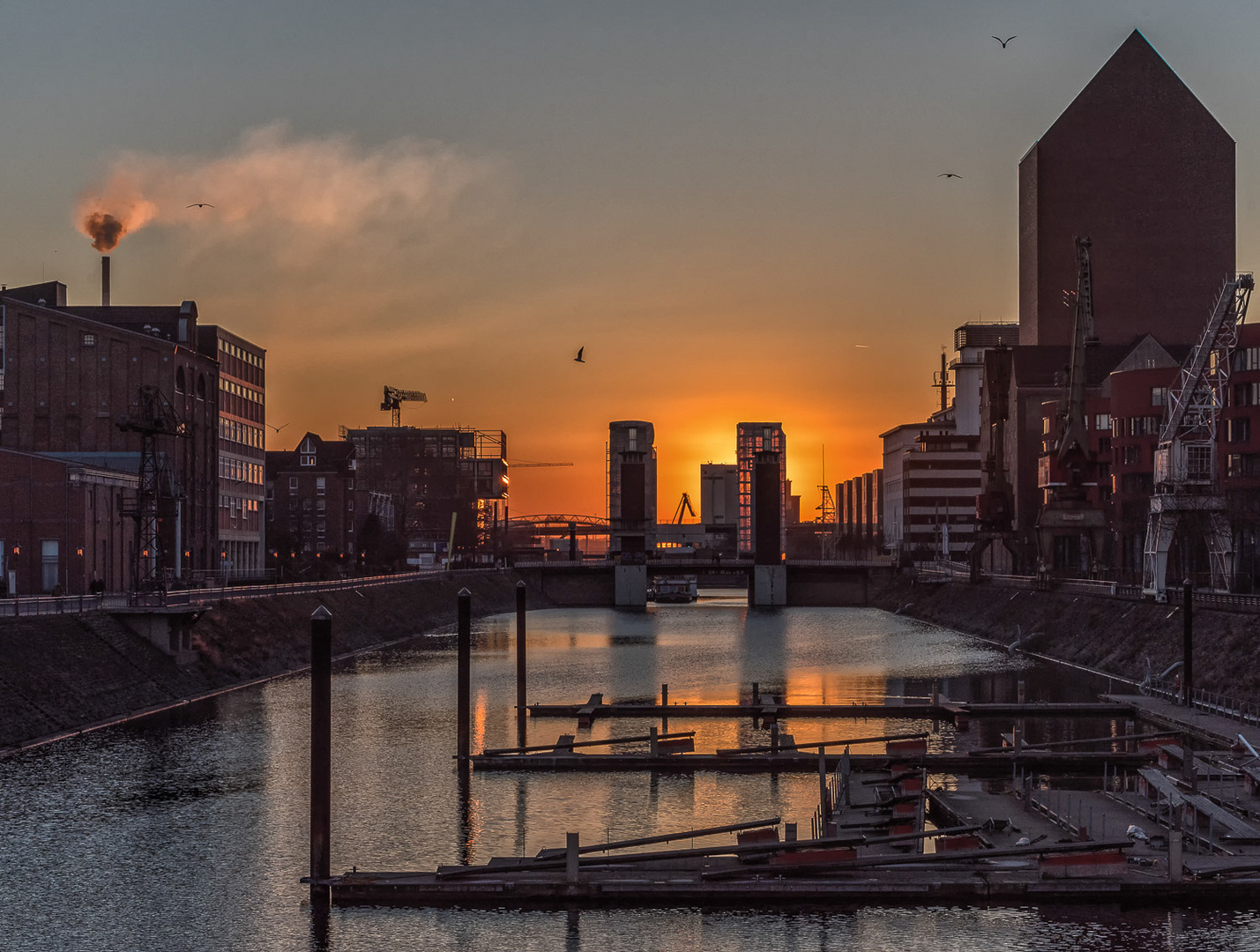 ^^ Duisburg Innenhafen, Blick Richtung Schwanentorbrücke ^^