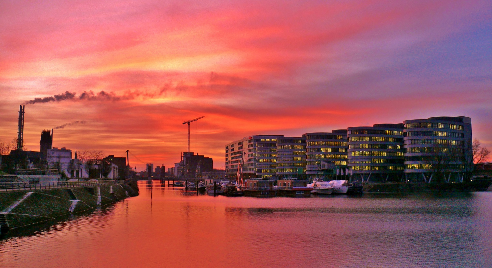 Duisburg Innenhafen - Der Himmel brennt