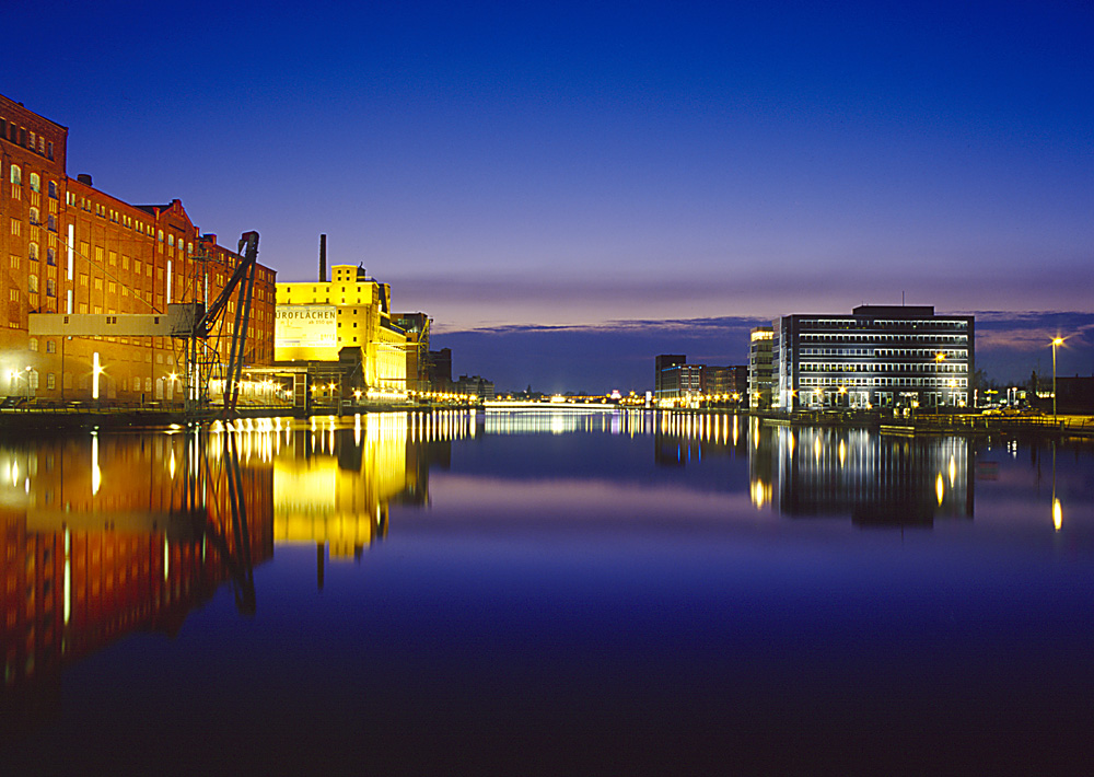 Duisburg - Innenhafen in der Abenddämmerung