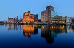 Duisburg Innenhafen - In der blauen Stunde ...