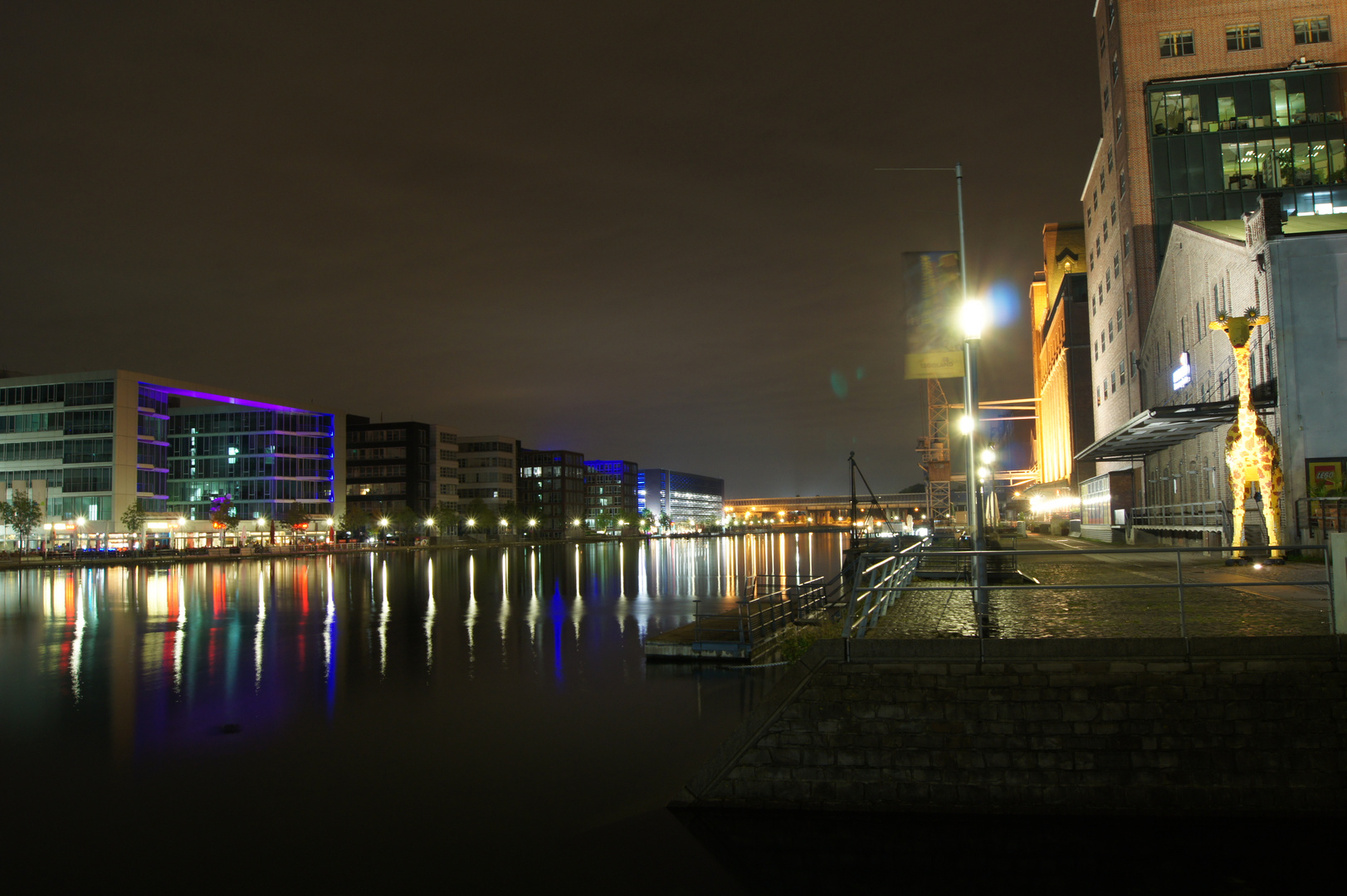 Duisburg Innenhafen in der Nacht