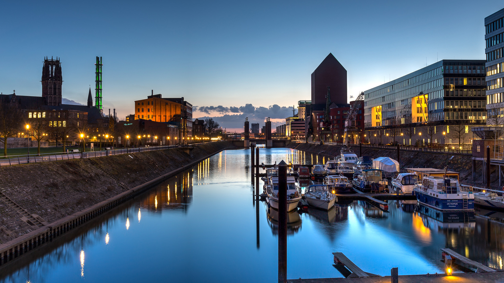 Duisburg Innenhafen zur Blauen Stunde