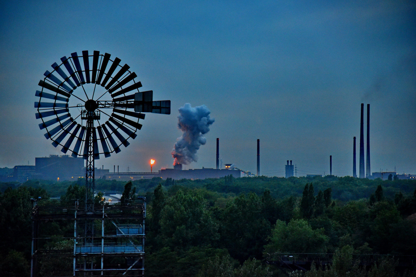 Duisburg - Panorama mit Stahlwerk in der Dämmerung