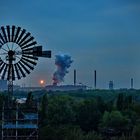 Duisburg - Panorama mit Stahlwerk in der Dämmerung