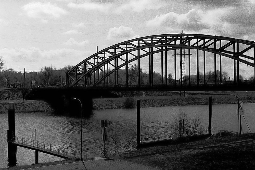 Duisburg. Ruhrbrücke zwischen Kaßlerfeld und Ruhrort
