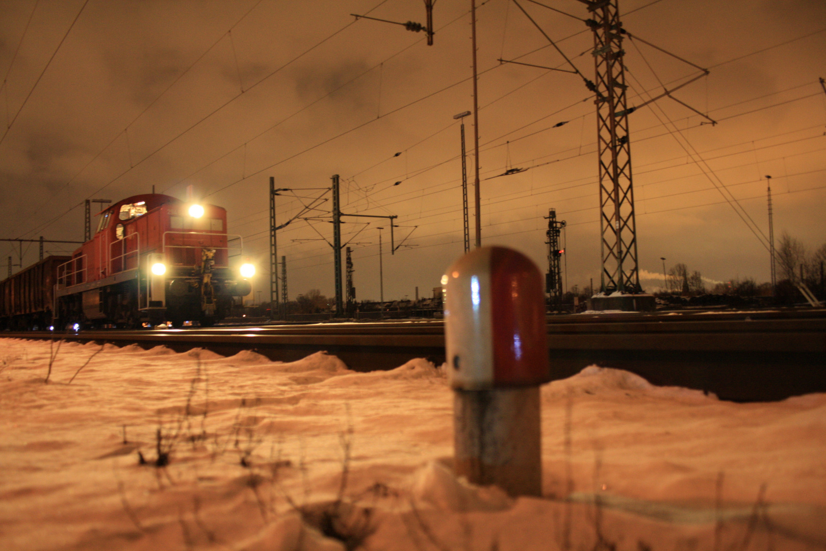 Duisburg Ruhrort Hafen bei Nacht - 294 649 vor der Abfahrt