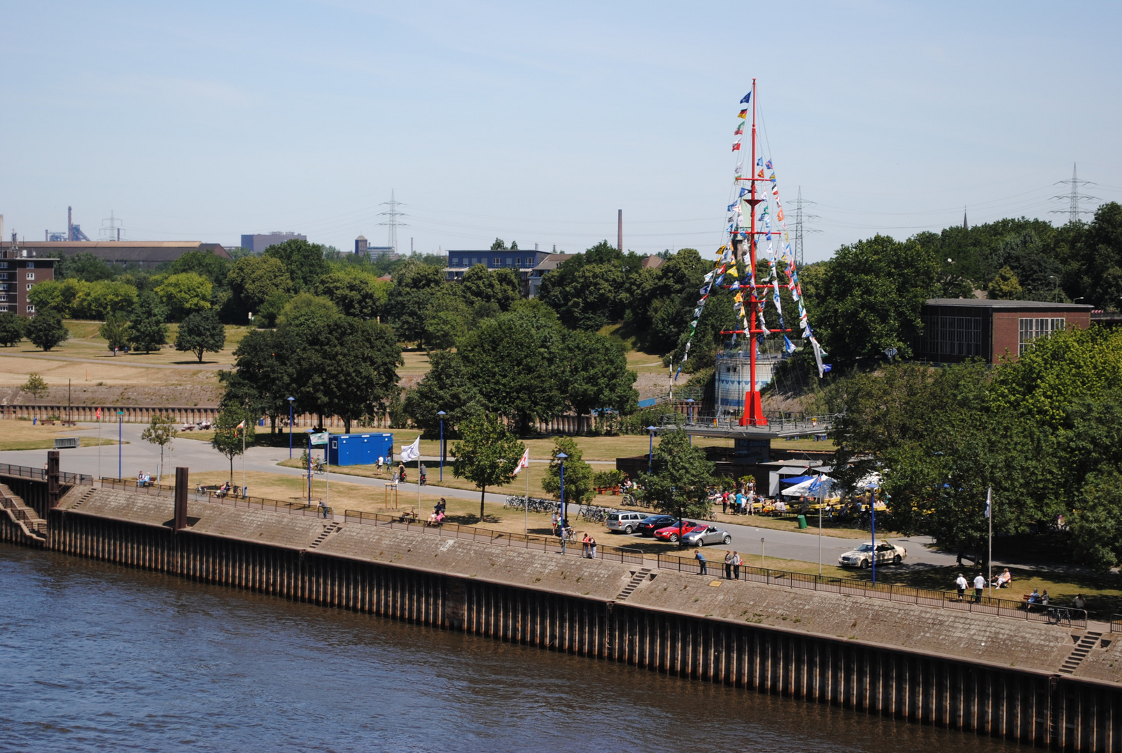 Duisburg - Ruhrort, Mühlenweide mit Flaggenmast