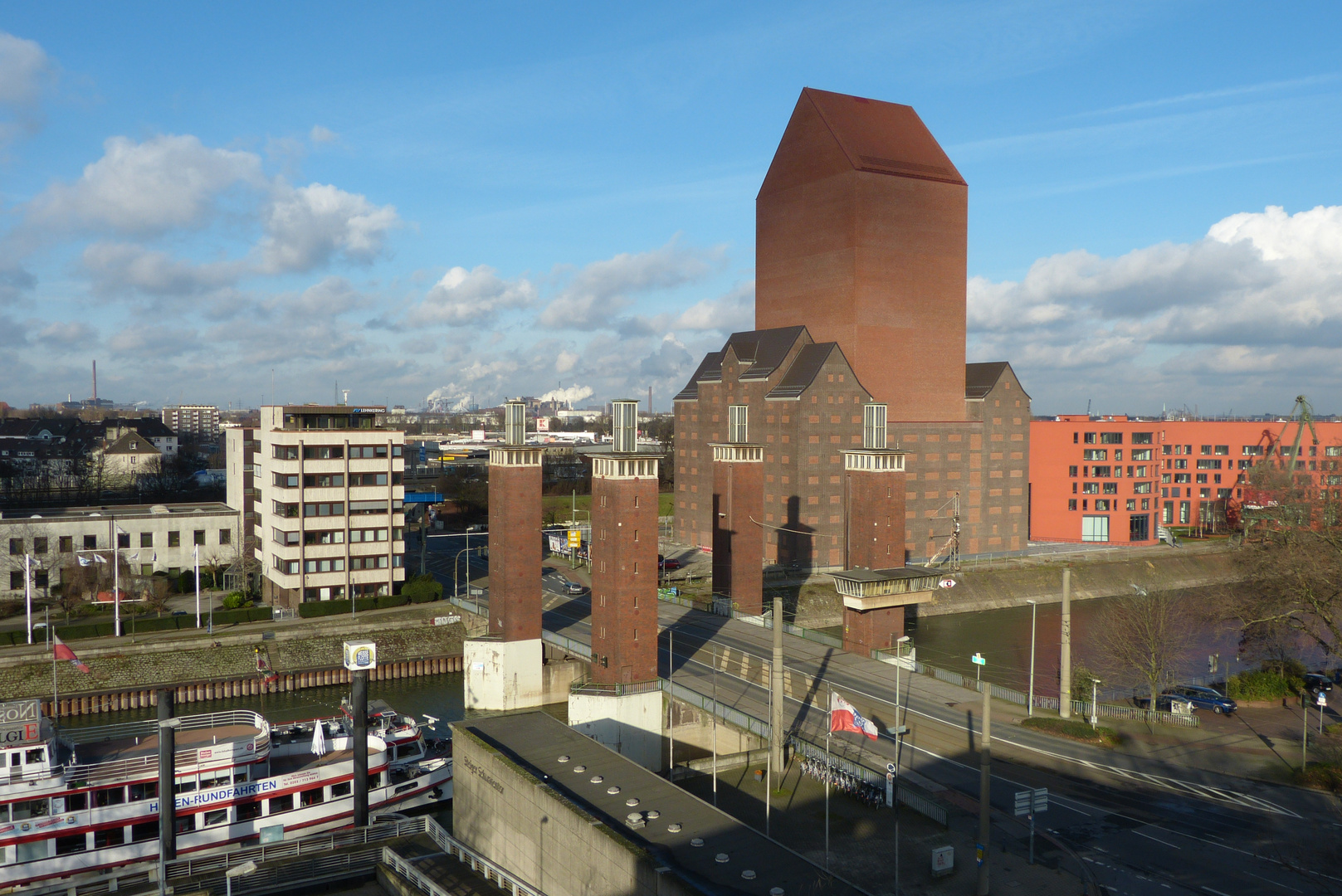 Duisburg Schwanentorbrücke und Landesarchiv