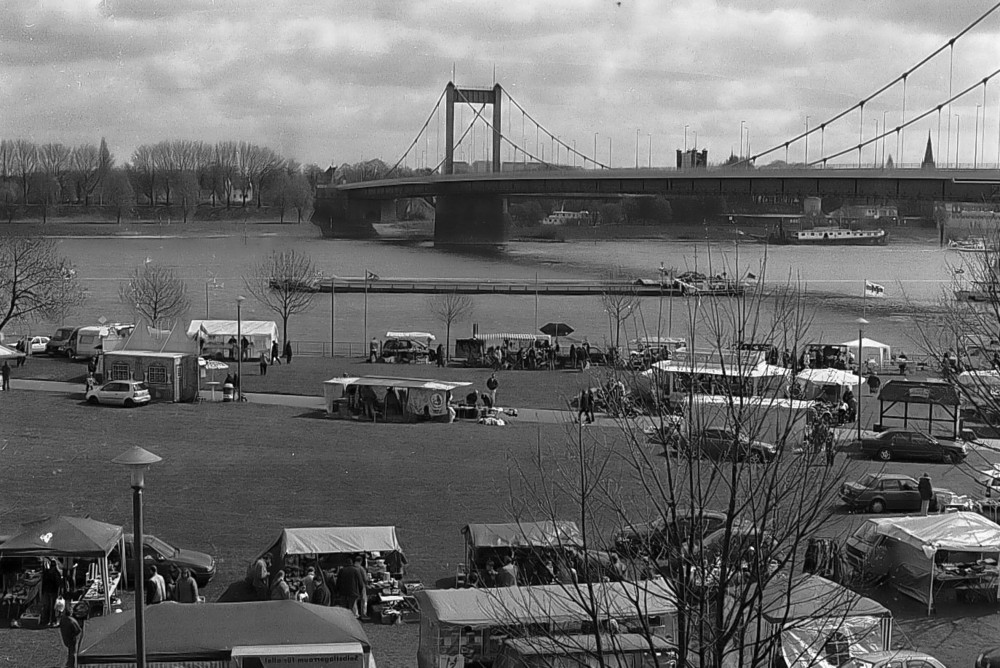 Duisburg, Trödelmarkt auf der Rheinaue vor der Friedrich-Ebert-Brücke