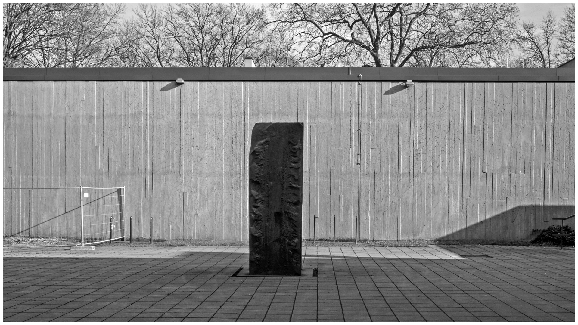 Duisburg ungeschminkt 52 - Skulpturelles vor dem Museum