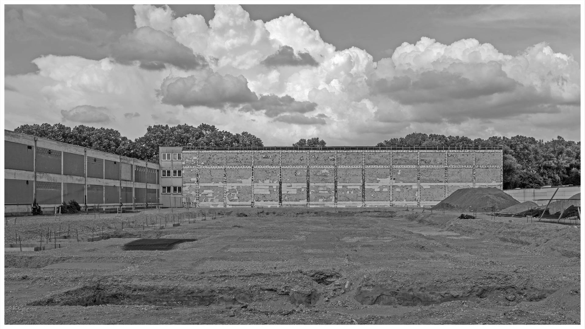 Duisburg ungeschminkt 55 - Wand und Wolken