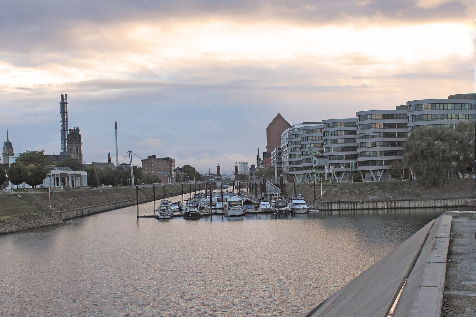 Duisburg vom Innenhafen aus