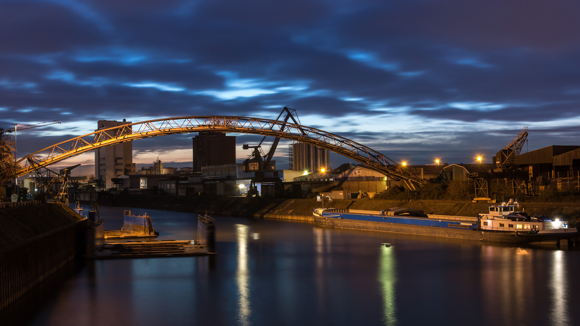 Duisburger Hafen bei Nacht