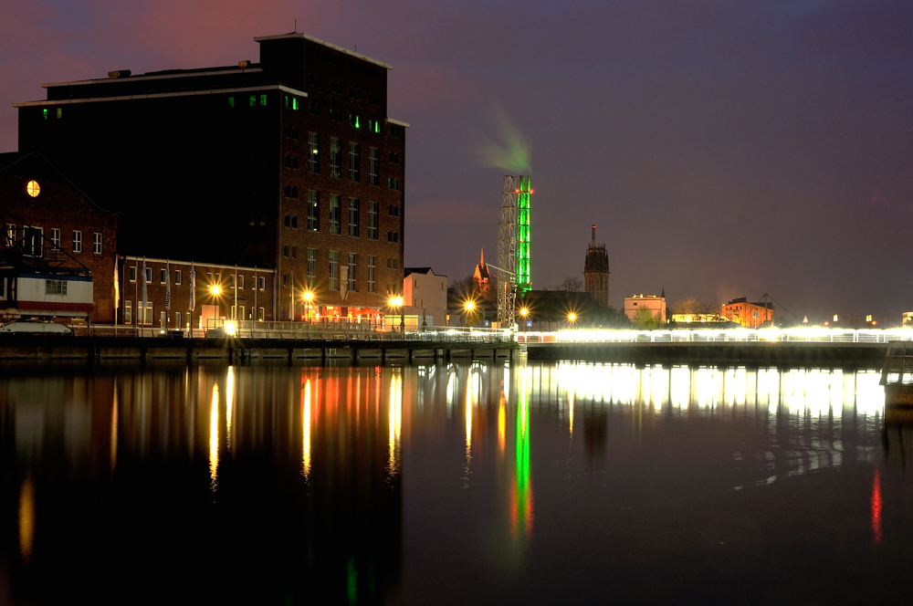 Duisburger Hafen bei Nacht II