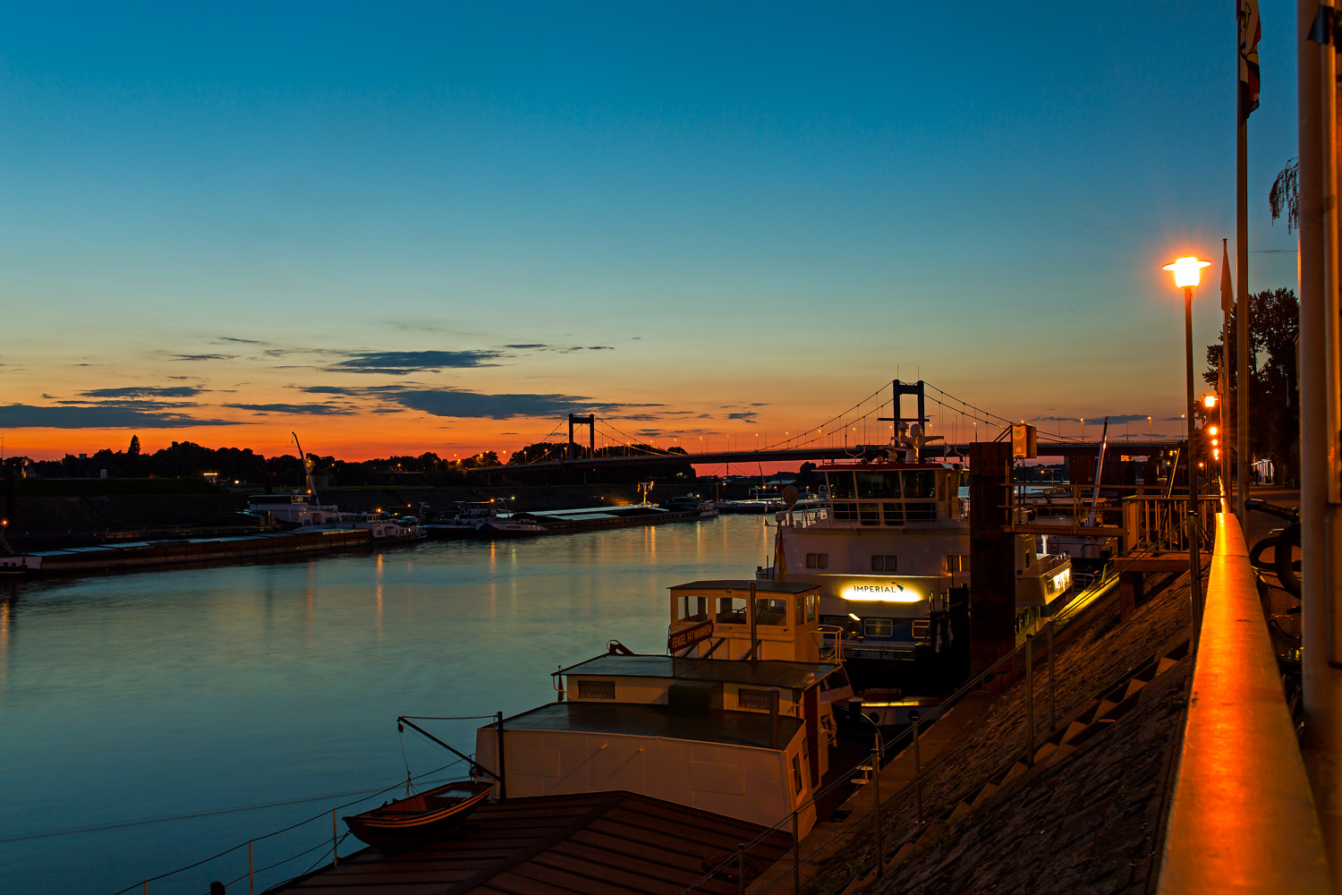 Duisburger Hafen im Abendlicht