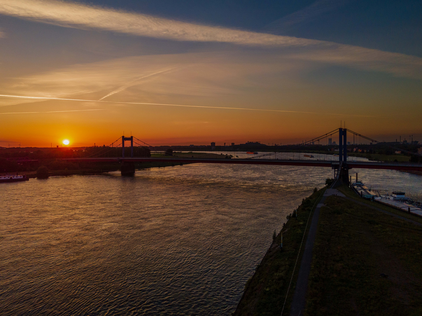 Duisburger Hafen im Sonnenuntergang