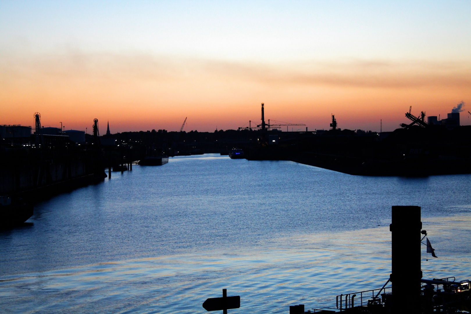 Duisburger Hafen vor Sonnenaufgang