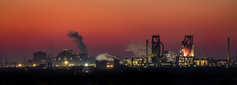 Duisburger Industrielandschaft im Abendrot