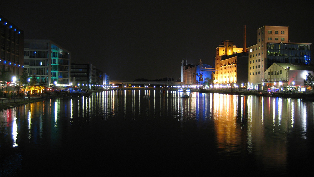 Duisburger Innenhafen bei Nacht 2