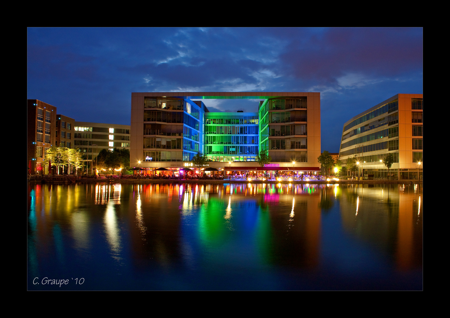 Duisburger Innenhafen bei Nacht