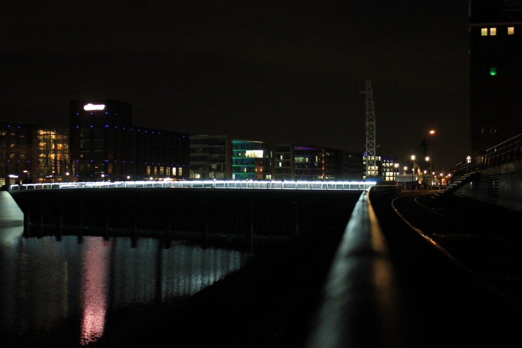 Duisburger Innenhafen bei Nacht