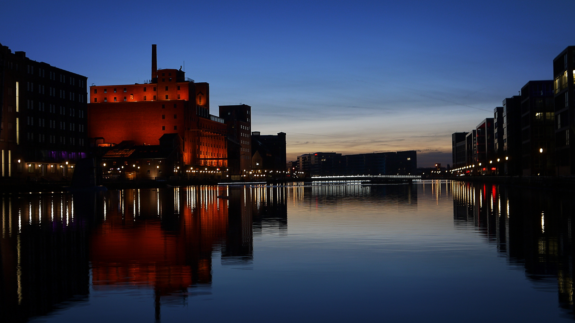 Duisburger Innenhafen bei Nacht