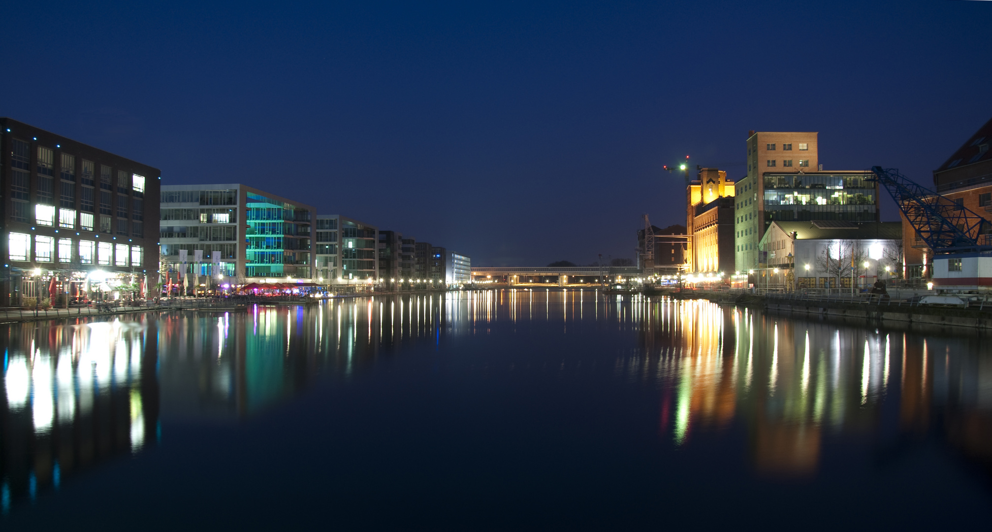 Duisburger Innenhafen bei Nacht