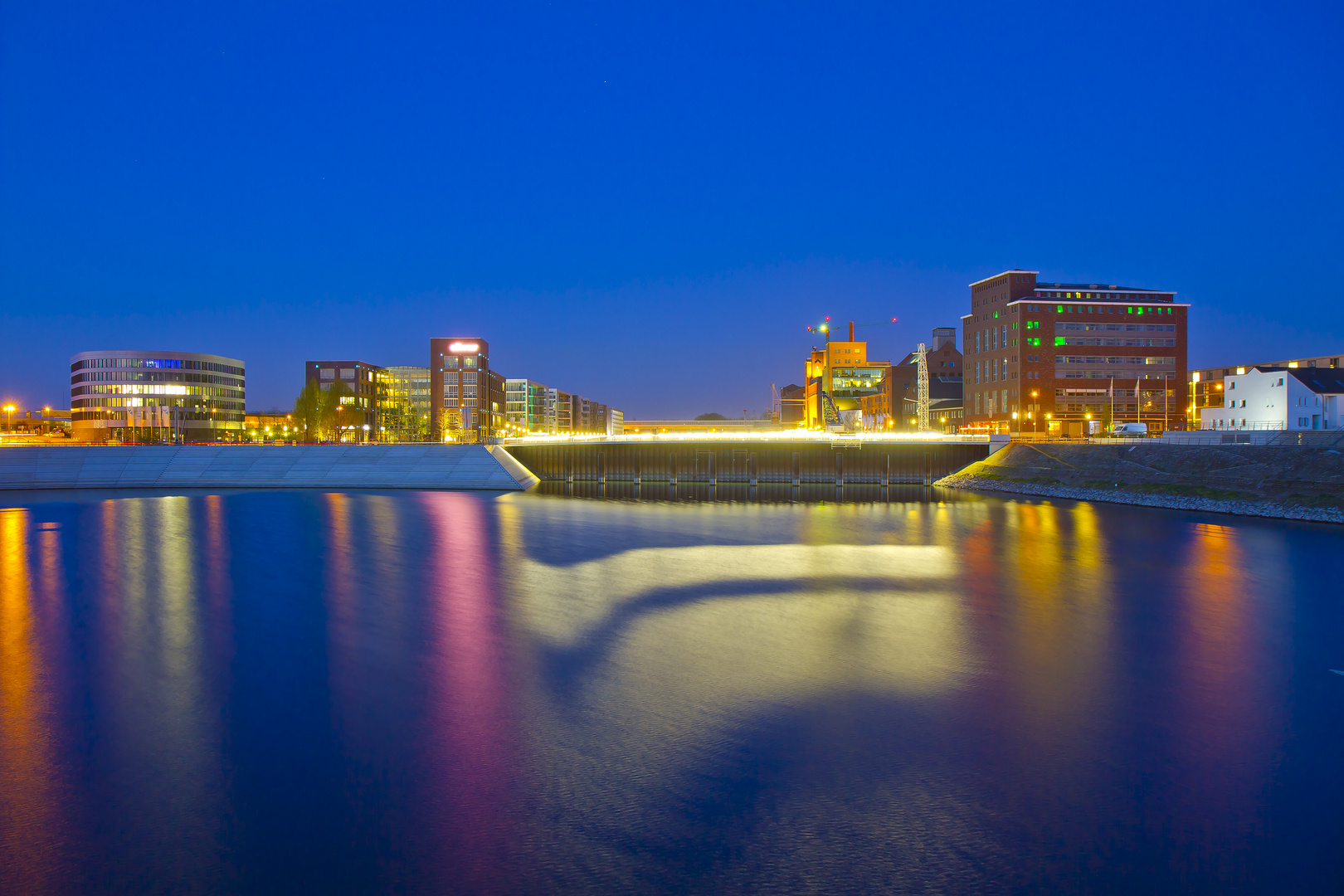 Duisburger Innenhafen bei Nacht