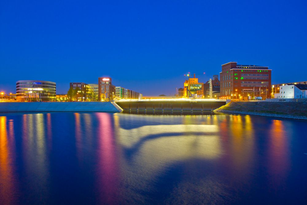 Duisburger Innenhafen bei Nacht